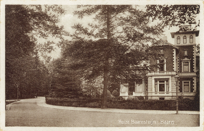 7701 Gezicht op de voorzijde van het huis Baarnsteijn te Baarn, met links de ingang van de Prins Hendriklaan.